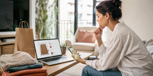 Une femme qui achète des vêtements en ligne