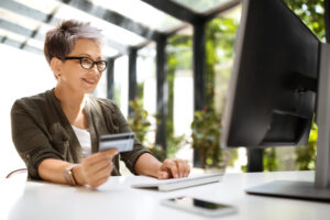Une entrepreneure qui ouvre son compte pro